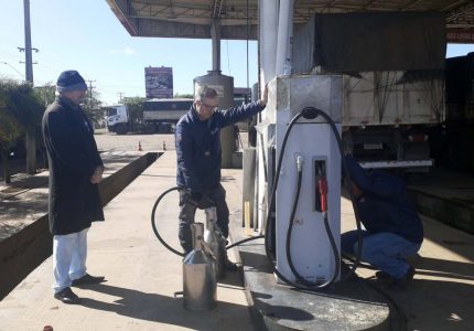 Operação conjunta fiscaliza postos de combustíveis de Guarapuava e Irati