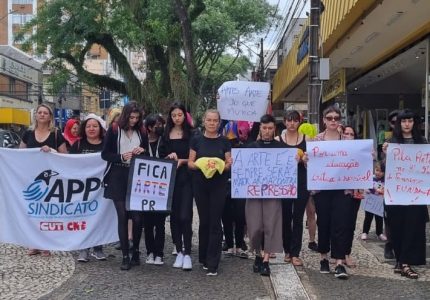 Professores do Paraná protestam contra redução das aulas de Arte no Ensino Fundamental