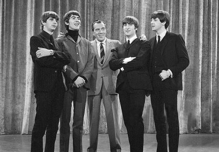 Os Beatles com o apresentador Ed Sullivan, em 1964. Fonte: CBS Television