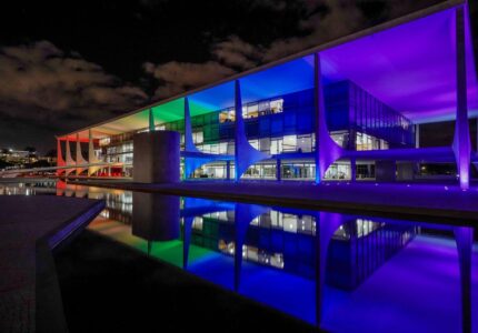 Orgulho LGBTQIA+: Palácio do Planalto é iluminado com cores da bandeira que representa diversidade. Foto: Rafa Neddermeyer/Agência Brasil