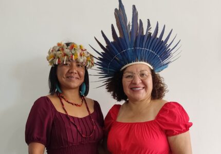 Professora Terezinha e professora Nathália, de Língua Guarani, no Encontro Estadual da Marcha Mundial das Mulheres. Foto: Divulgação/Assessoria